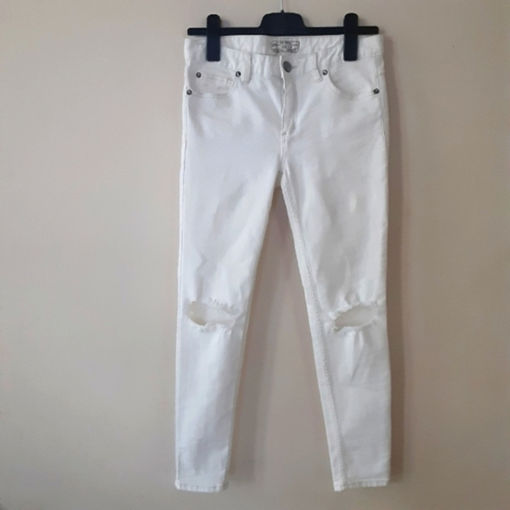 Free People Distressed stretchy skinny jeans,ankle cropped,white,27